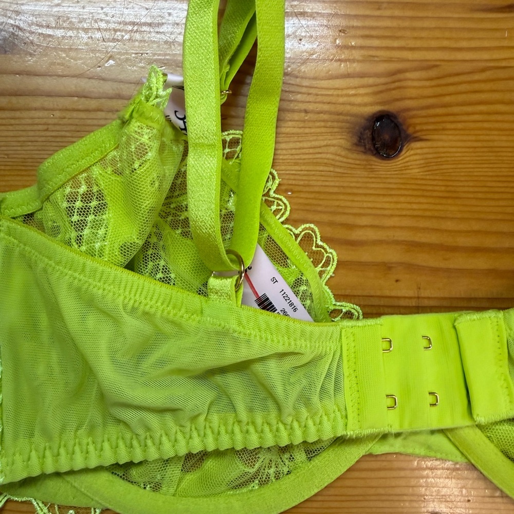 NWT Victoria’s Secret Very Sexy Fishnet Lace Peekaboo Low-Cut Demi Bra limelight - Picture 6 of 7